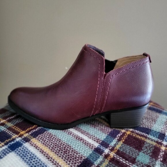 Naturalizer Zarie Leather Ankle Booties W/ Low Block Heel & Side Zipper Closure - Picture 7 of 8